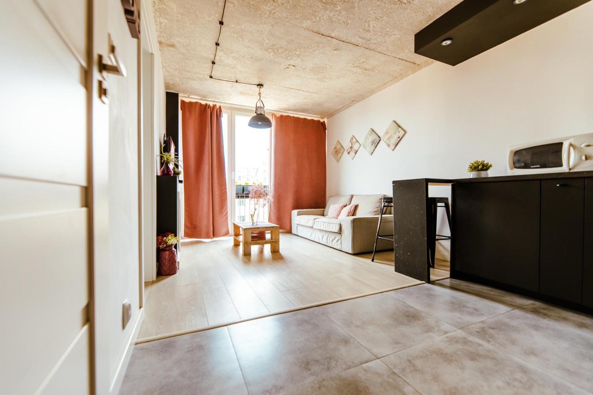Industrial 9th Floor With Balcony And Views *