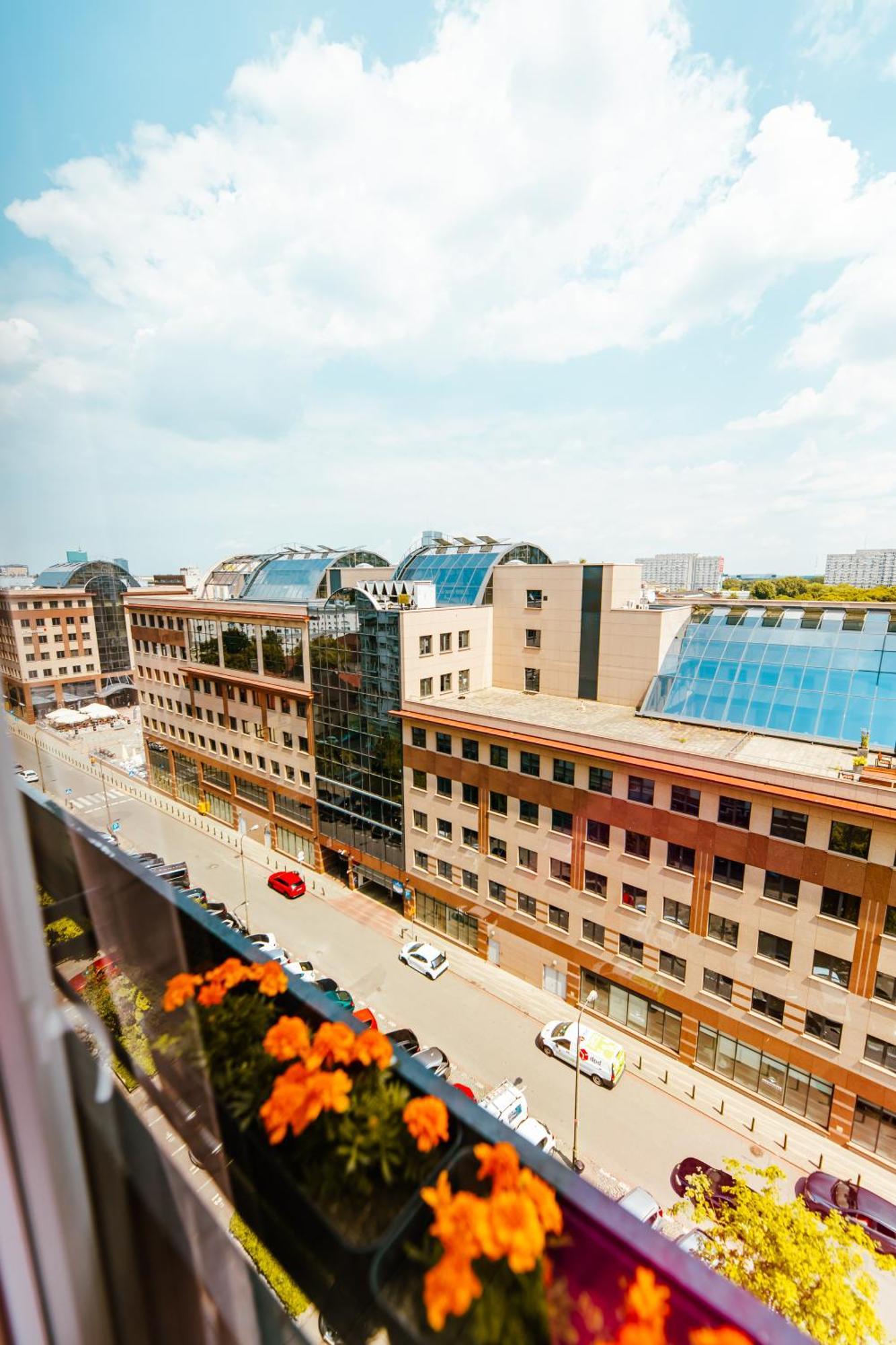 Industrial 9th Floor With Balcony And Views
